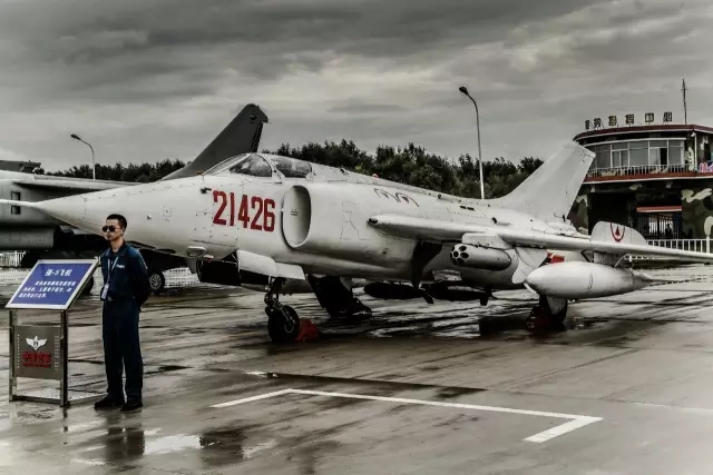 △ On September 2, 2016, the 2016 Changchun Aviation Open Day was held in the rain, in which a variety of air force active equipment such as H-6K, JL10, JL9 and Air Police 500 were unveiled.